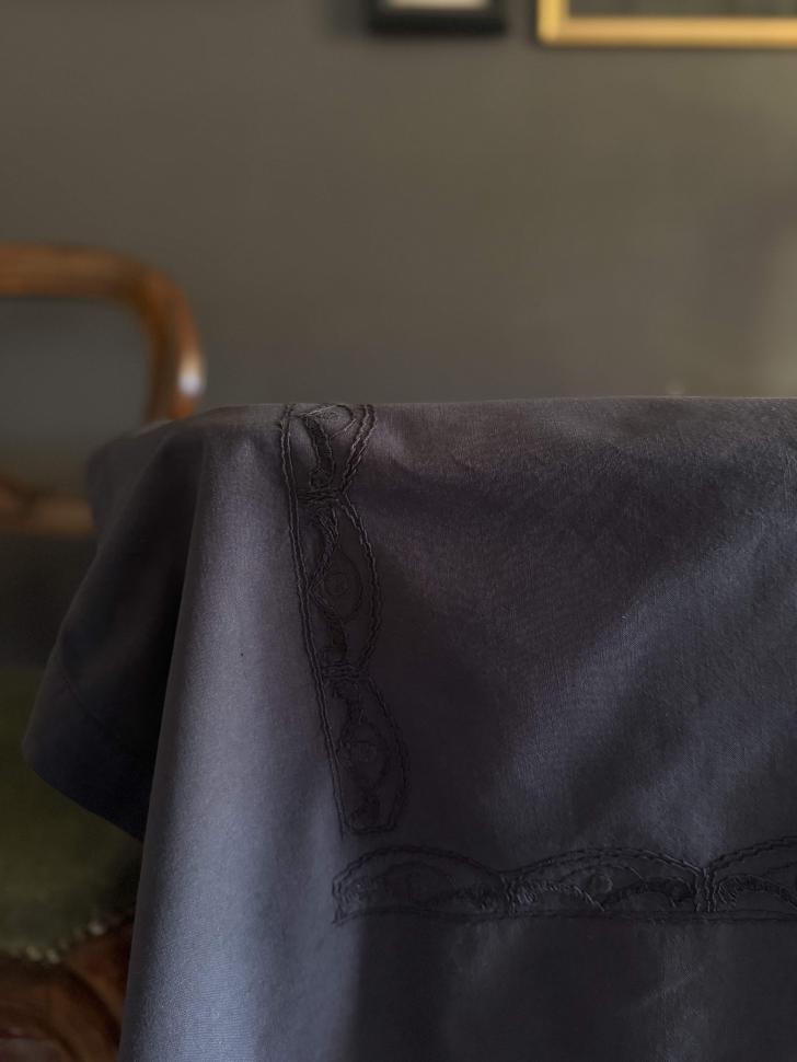 Нуарная старинная скатерть upcycling