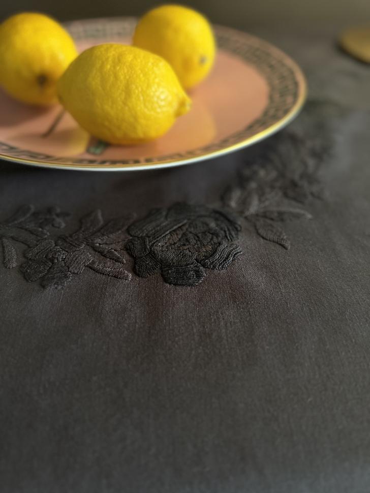 Нуарная старинная скатерть upcycling