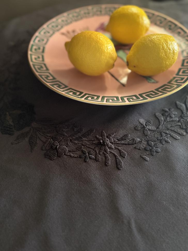 Нуарная старинная скатерть upcycling